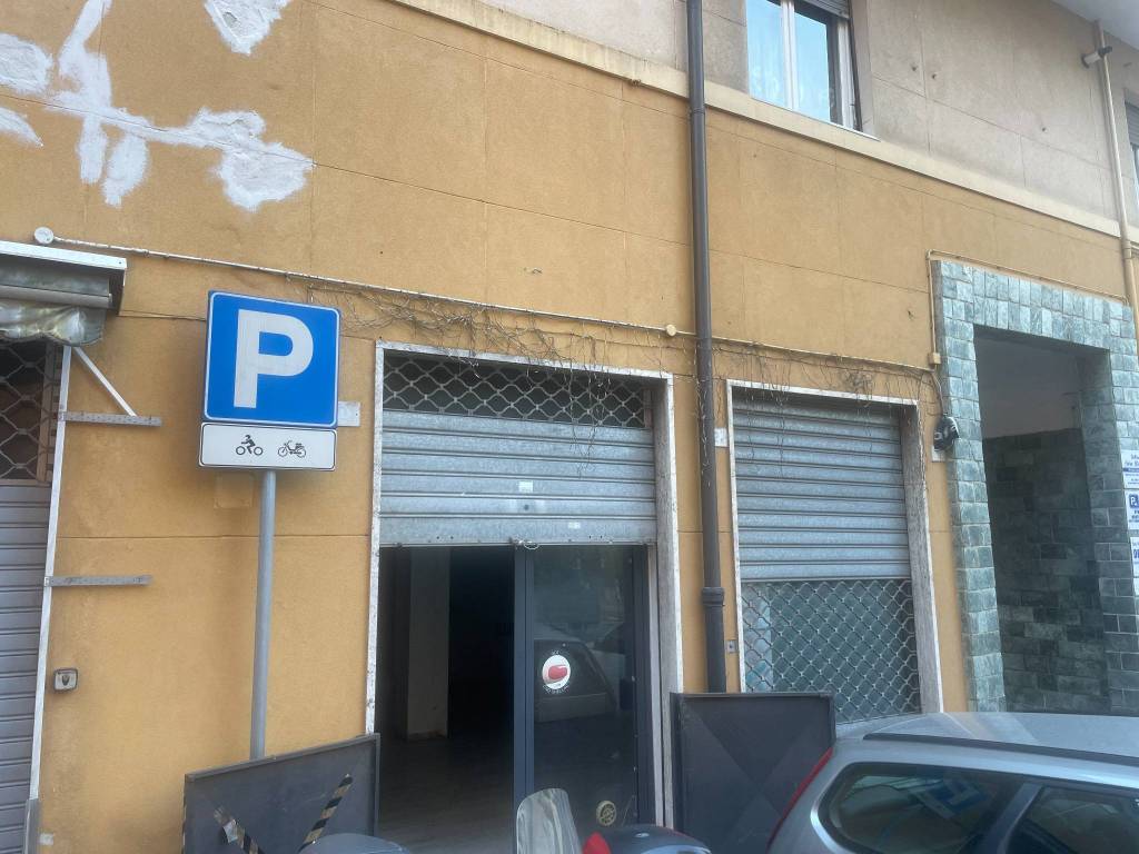 Negozio in vendita a Genova via Elia Bernardini