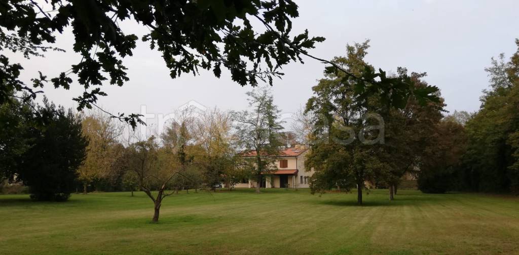 Villa Bifamiliare in vendita a Ferrara via Comacchio, 358