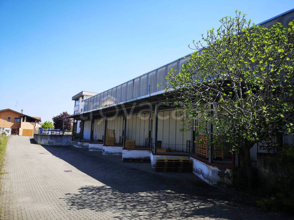 Capannone Industriale in vendita a Cardano al Campo via degli Aceri