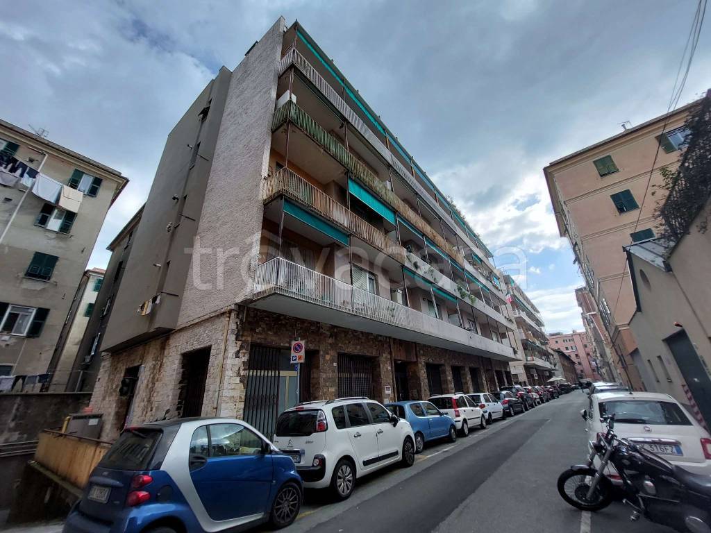 Magazzino in affitto a Genova via Monterotondo