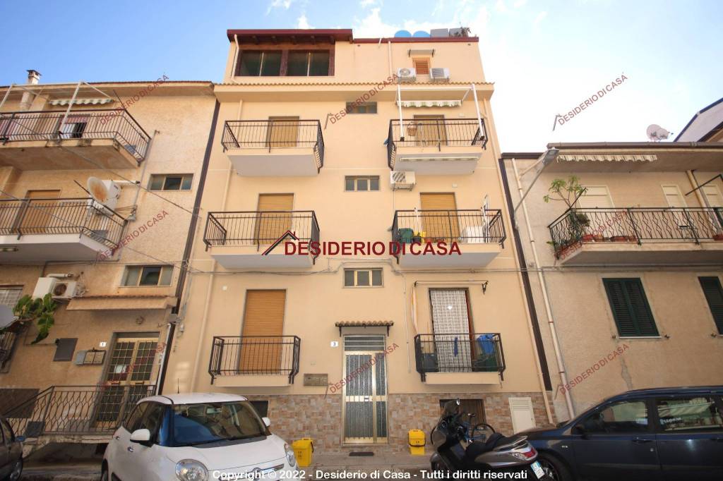 Appartamento in vendita a Campofelice di Roccella via Umbria, 3