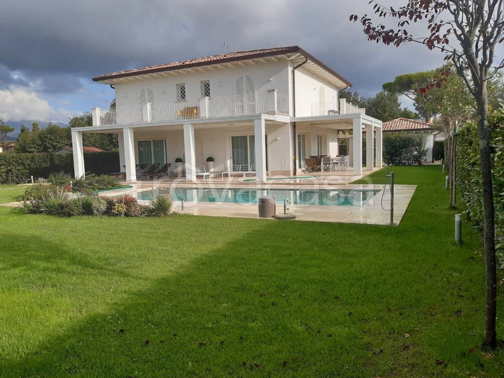 Villa in affitto a Pietrasanta via Alfredo Catalani, 34
