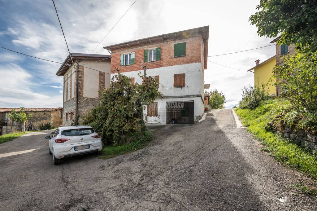 Casa Indipendente in vendita a Baiso via Casino Levizzano