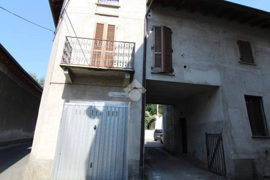 Casa Indipendente in vendita a Varallo Pombia via parrocchia, 2