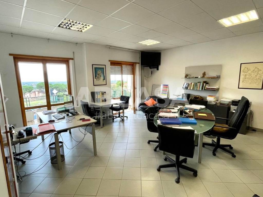 Ufficio in vendita a Velletri via Acquavivola