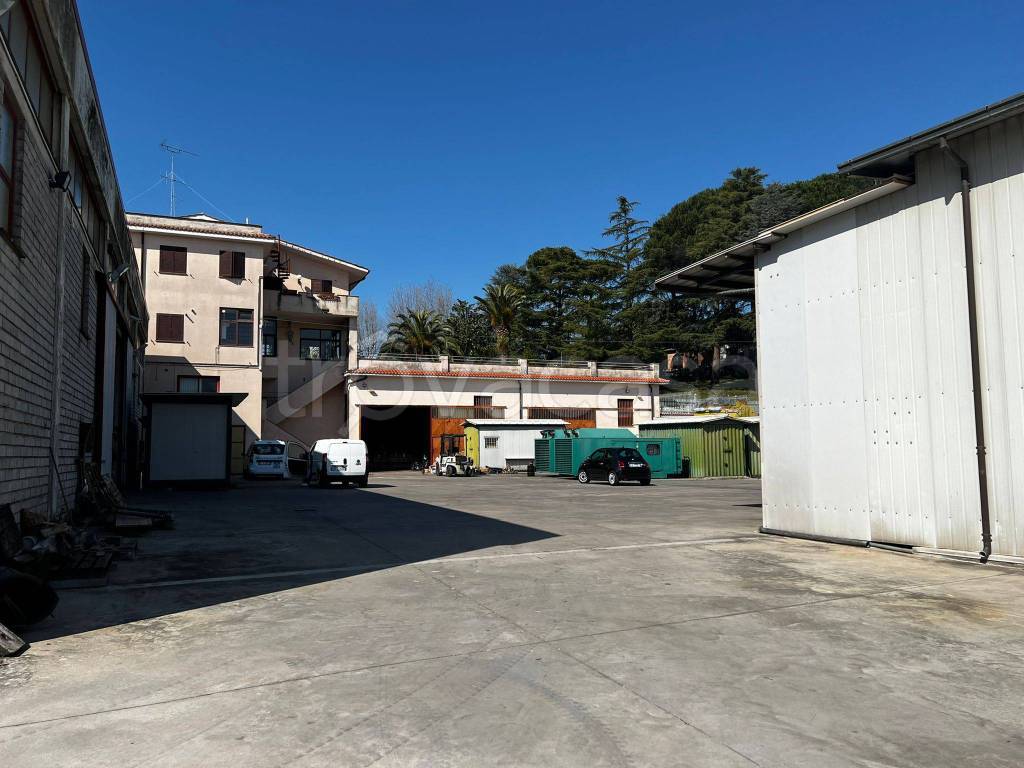 Capannone Industriale in vendita a Velletri via Appia Sud