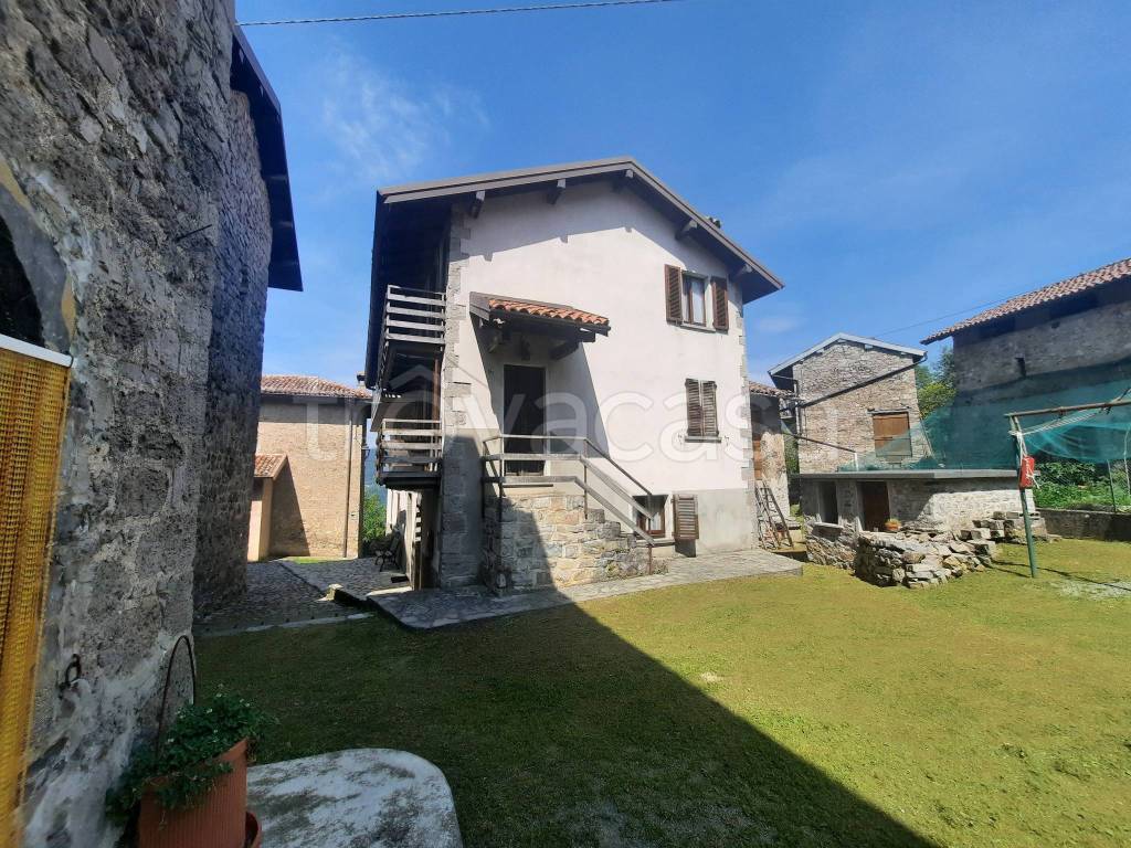Casa Indipendente in vendita a Val Brembilla via Cavaglia