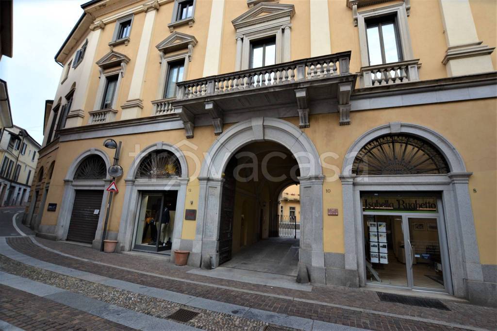 Ufficio in affitto a Merate via Trento, 10