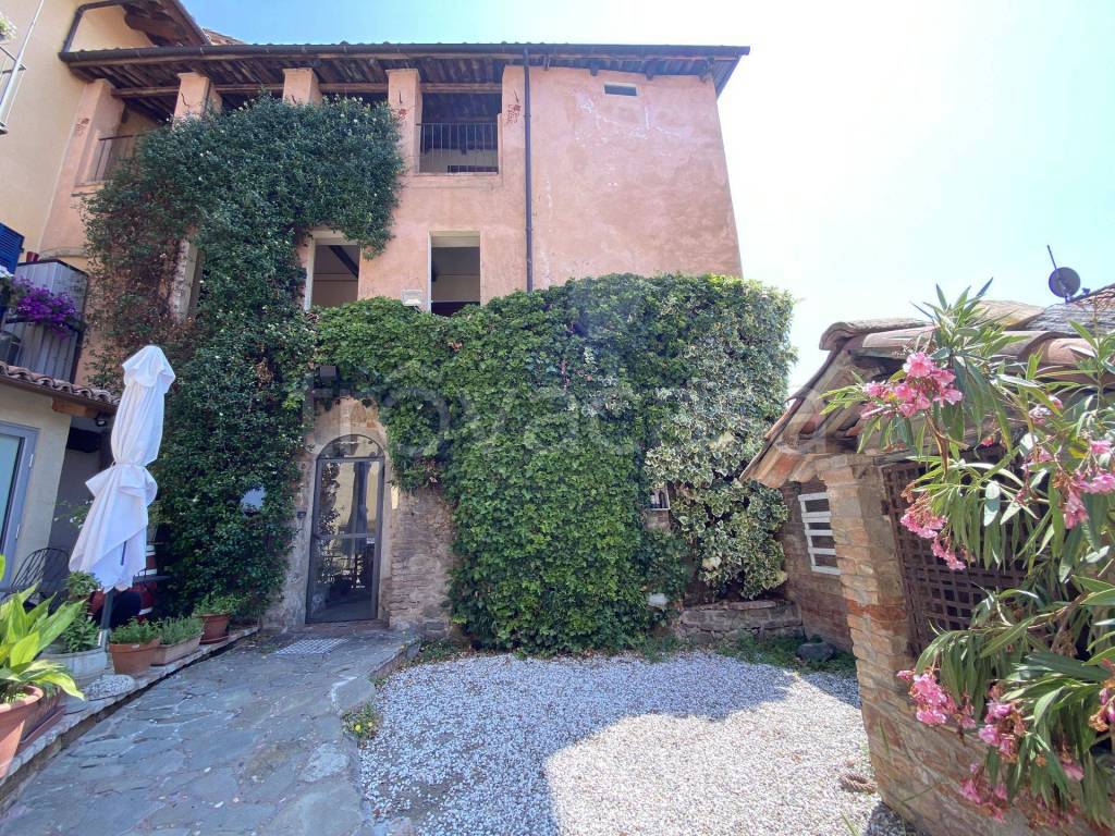 Casa Indipendente in vendita a Monforte d'Alba via Silvano, 12