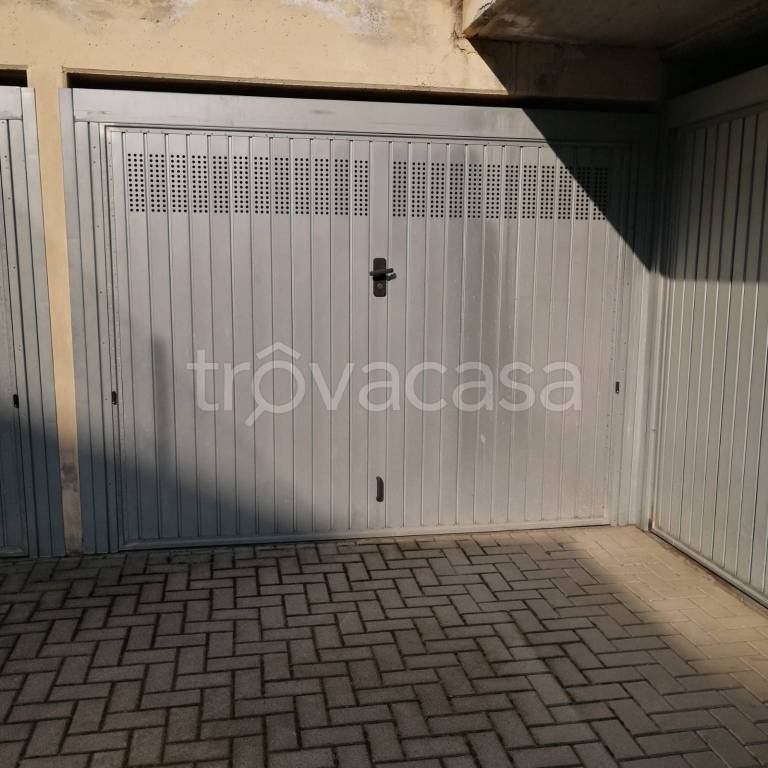 Garage in vendita ad Alzate Brianza via p. Giovio