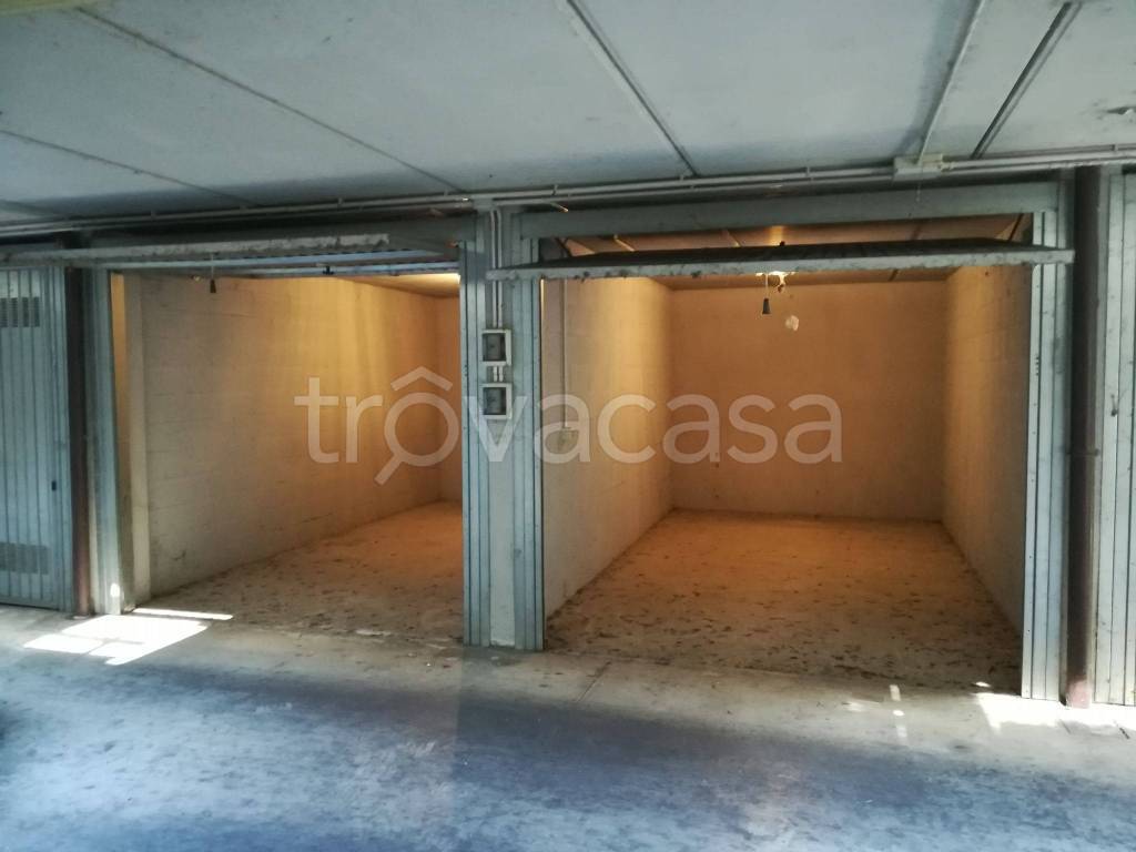 Garage in vendita a Limbiate via Giovane Italia, 2