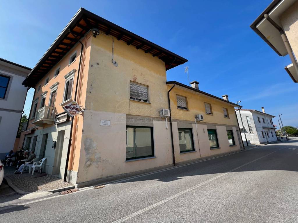 Negozio in vendita a Reana del Rojale via Vittorio Veneto