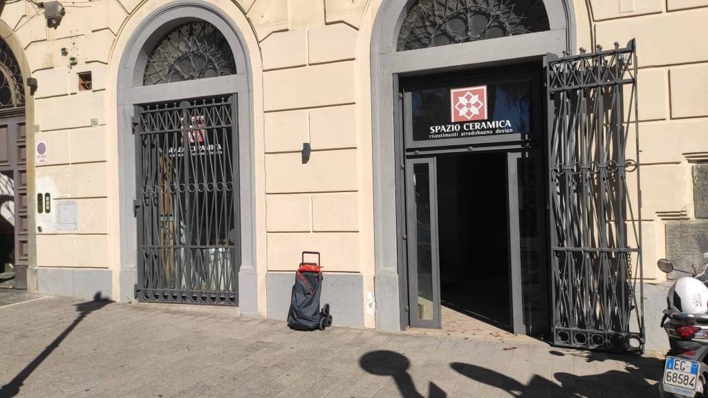 Negozio in affitto a Salerno piazza Matteo Luciani