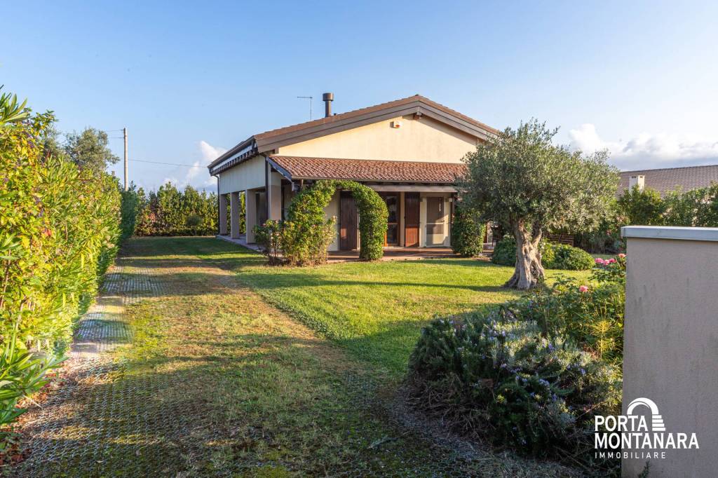 Villa in vendita a Montescudo-Monte Colombo via delle Fonti, 375
