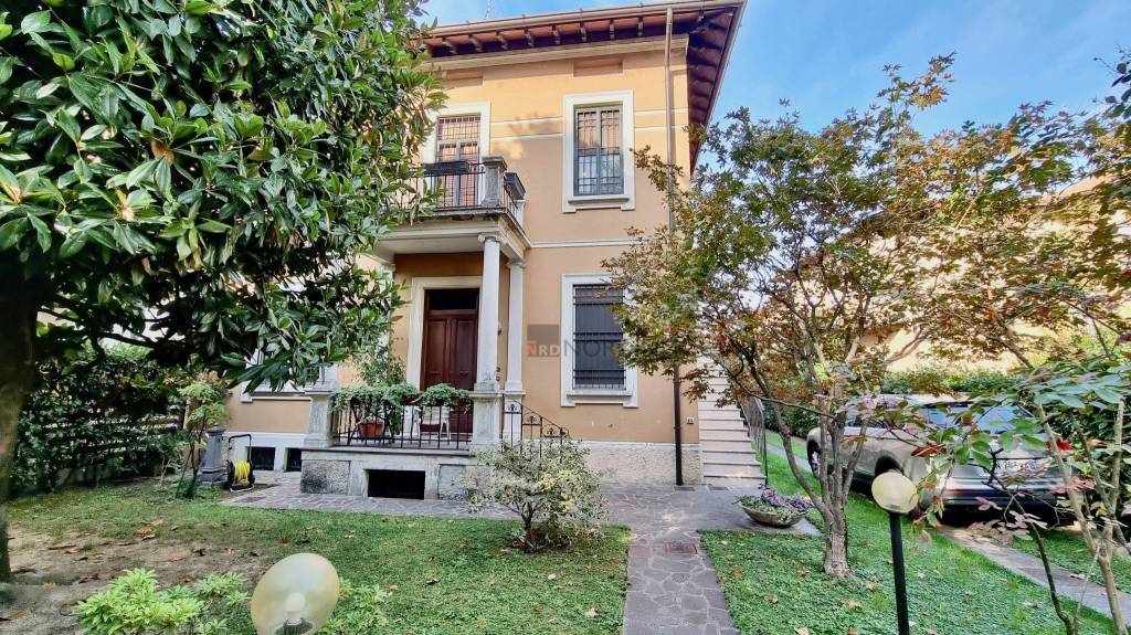 Villa Bifamiliare in vendita a Brescia via Toscana