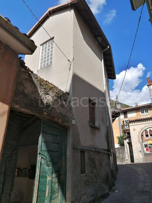 Casa Indipendente in vendita a Canzo via Torre