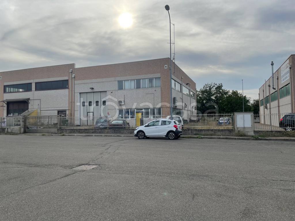 Capannone Industriale in vendita a Tortona via postumia zona artigianale II 36