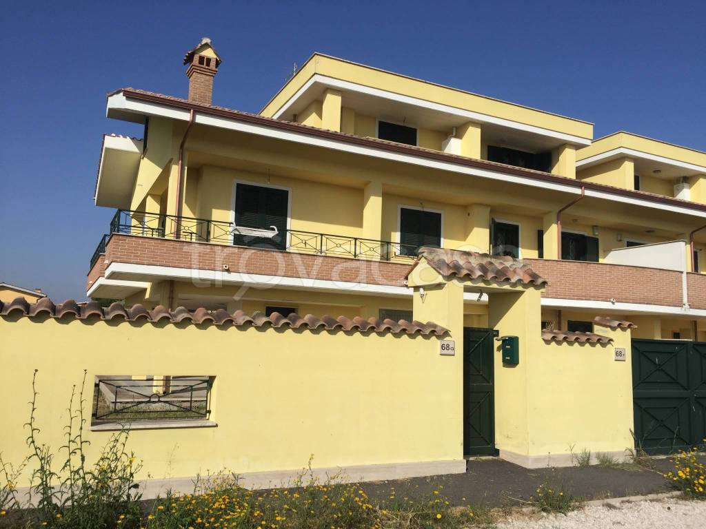 Villa a Schiera in vendita a Fiumicino via Trincea delle Frasche, 68g