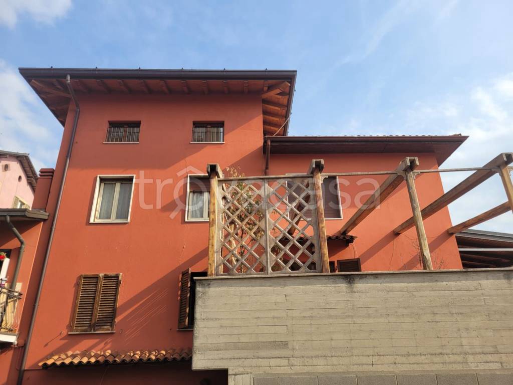 Casa Indipendente in vendita a Bergamo via Giosuè Carducci