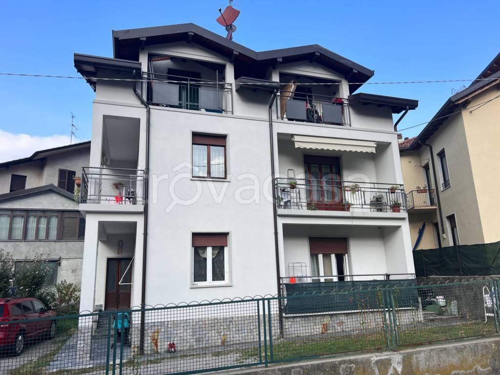Appartamento in vendita a Canzo via Castello, 11