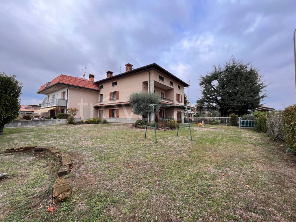 Villa Bifamiliare in vendita a Calcinate via I Maggio