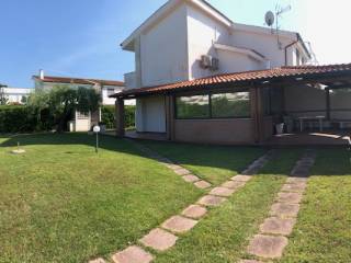 Villa bifamiliare in affitto a sabaudia via belsito, 29