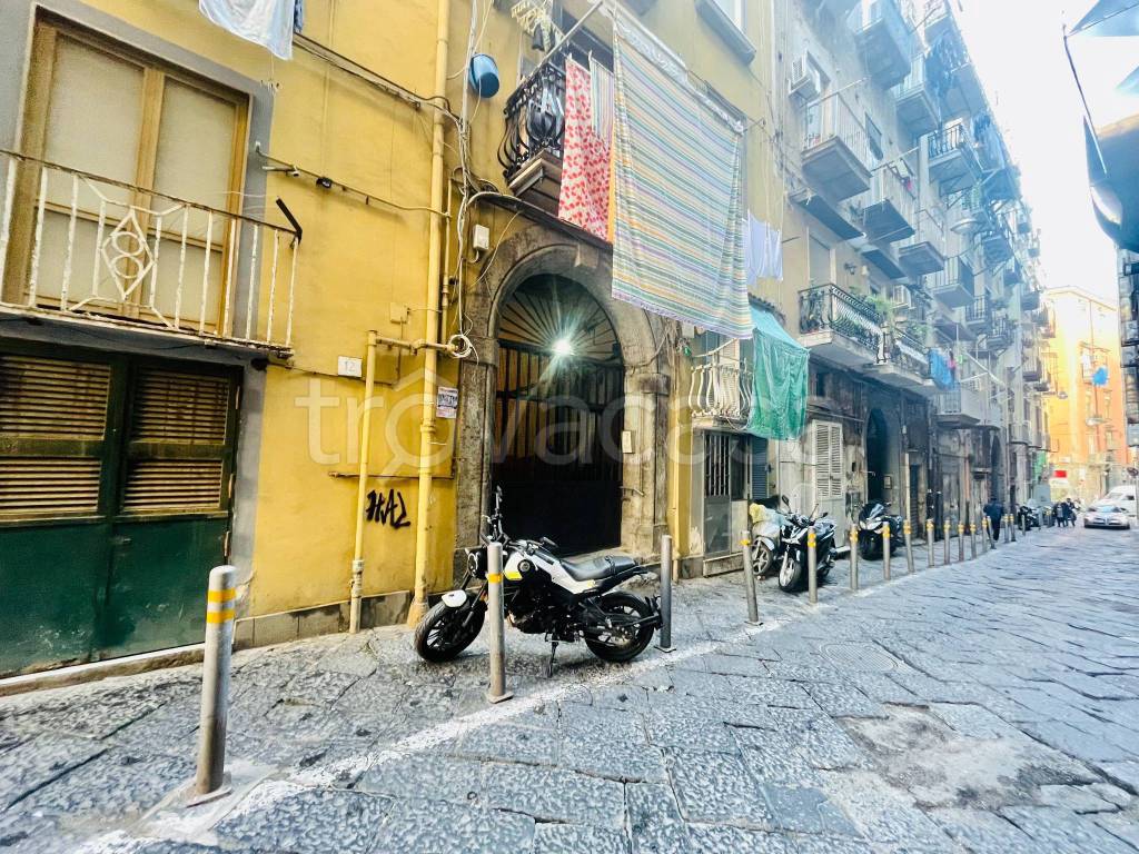 Magazzino in vendita a Napoli vico dei Pellegrini, 13