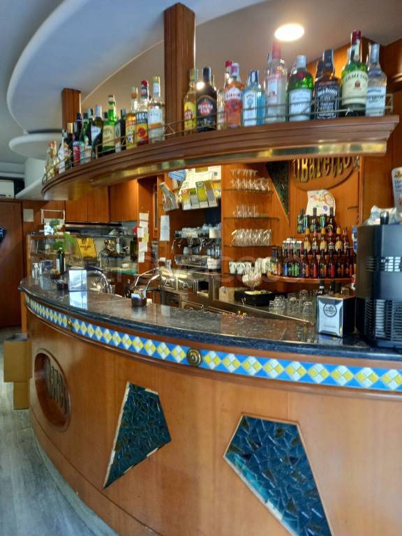 Bar in in vendita da privato a Barzanò viale Luciano Manara, 3