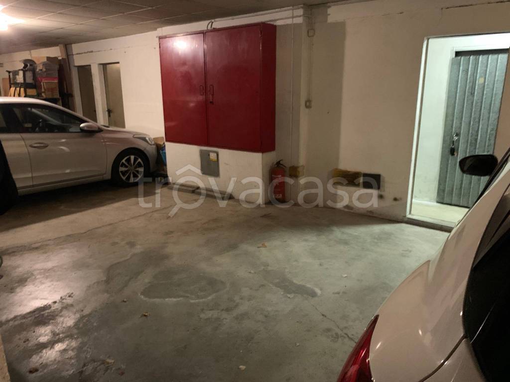 Garage in affitto a Bologna via Larga, 54