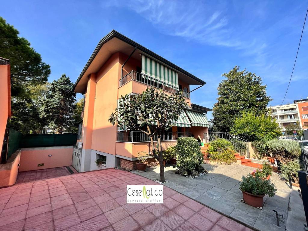 Villa Bifamiliare in vendita a Cesenatico via Carlo Luigi Farini, 5