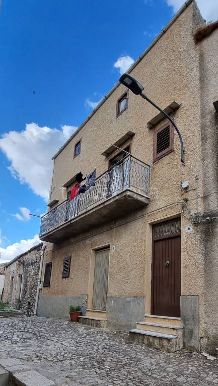 Casa Indipendente in vendita a Palazzo Adriano via Buca, 4
