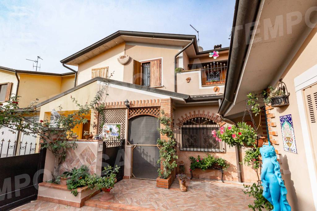 Villa a Schiera in vendita a Castelleone via Fiorita