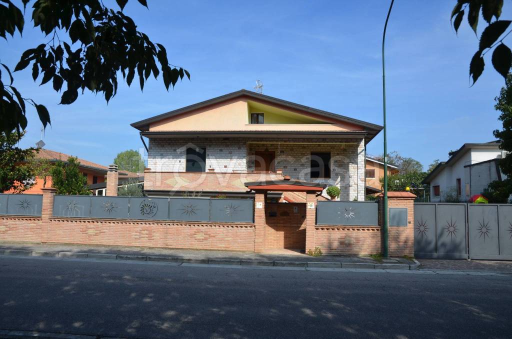 Villa Bifamiliare in vendita a Pontevico via Giuseppe Di Vittorio, 15