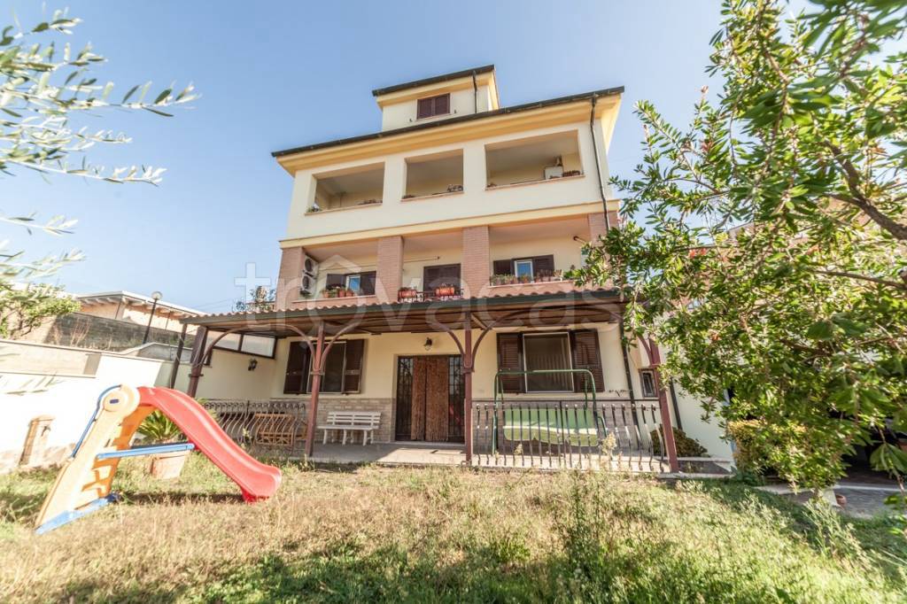 Villa in vendita a Guidonia Montecelio via Poli