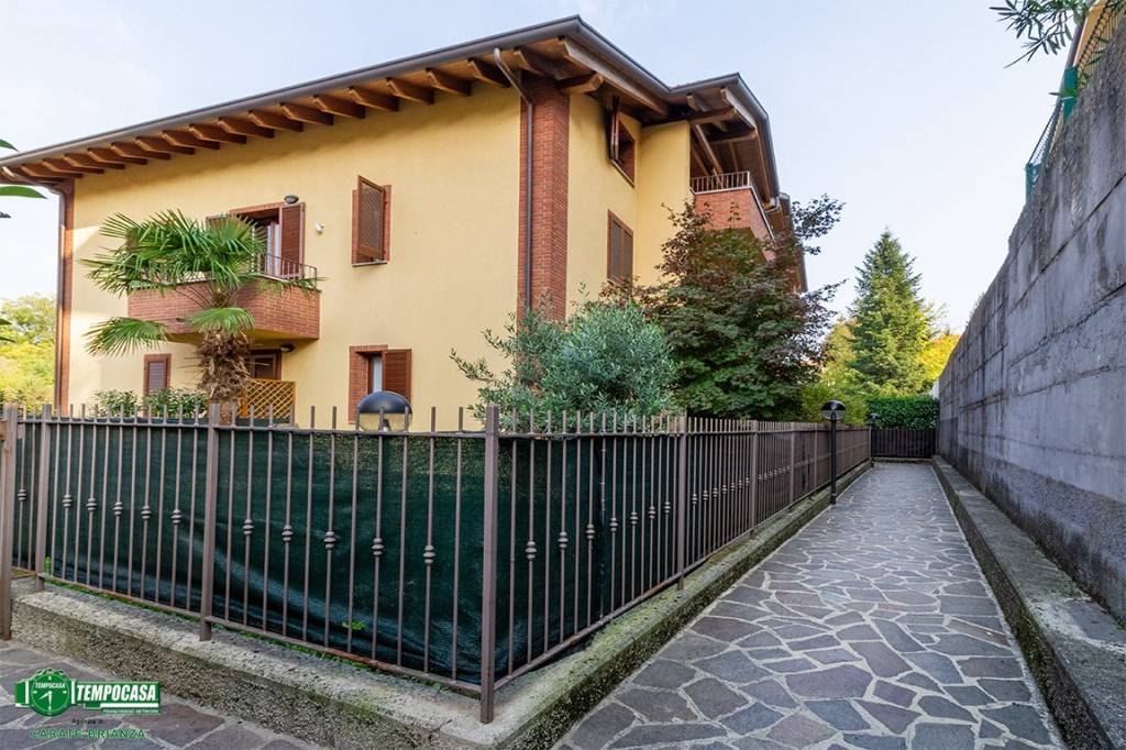Appartamento in vendita a Carate Brianza via Ciro Menotti, 11