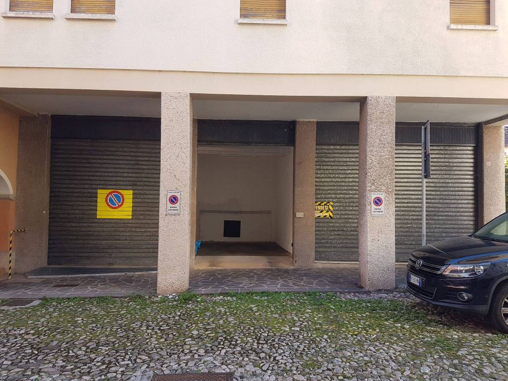Garage in affitto a Belluno via Santa Croce, 3