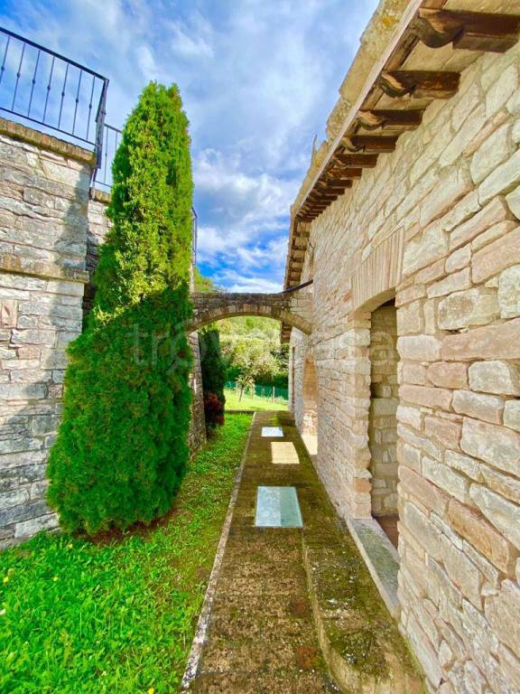 Rustico in vendita a Urbino via Villa delle Fonti