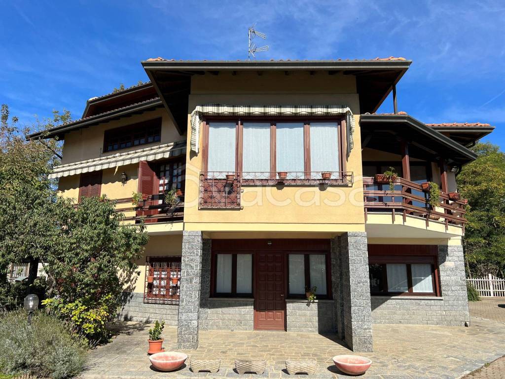 Villa in vendita a Borgomanero via Mora e Gibin, 86