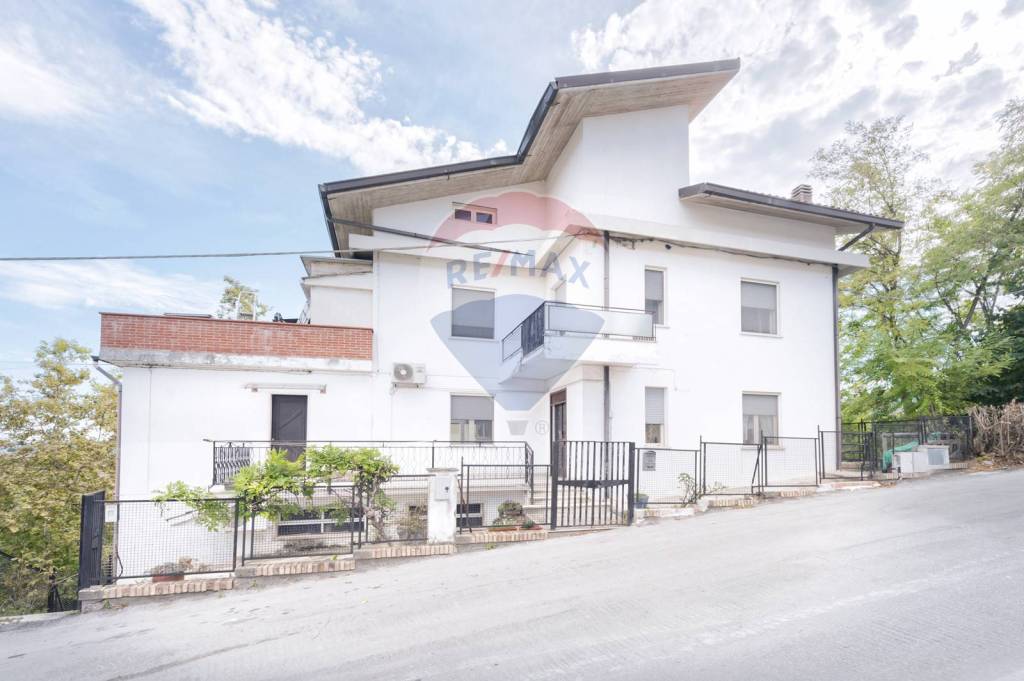 Casa Indipendente in vendita a Manoppello via salvo d'acquisto, 2