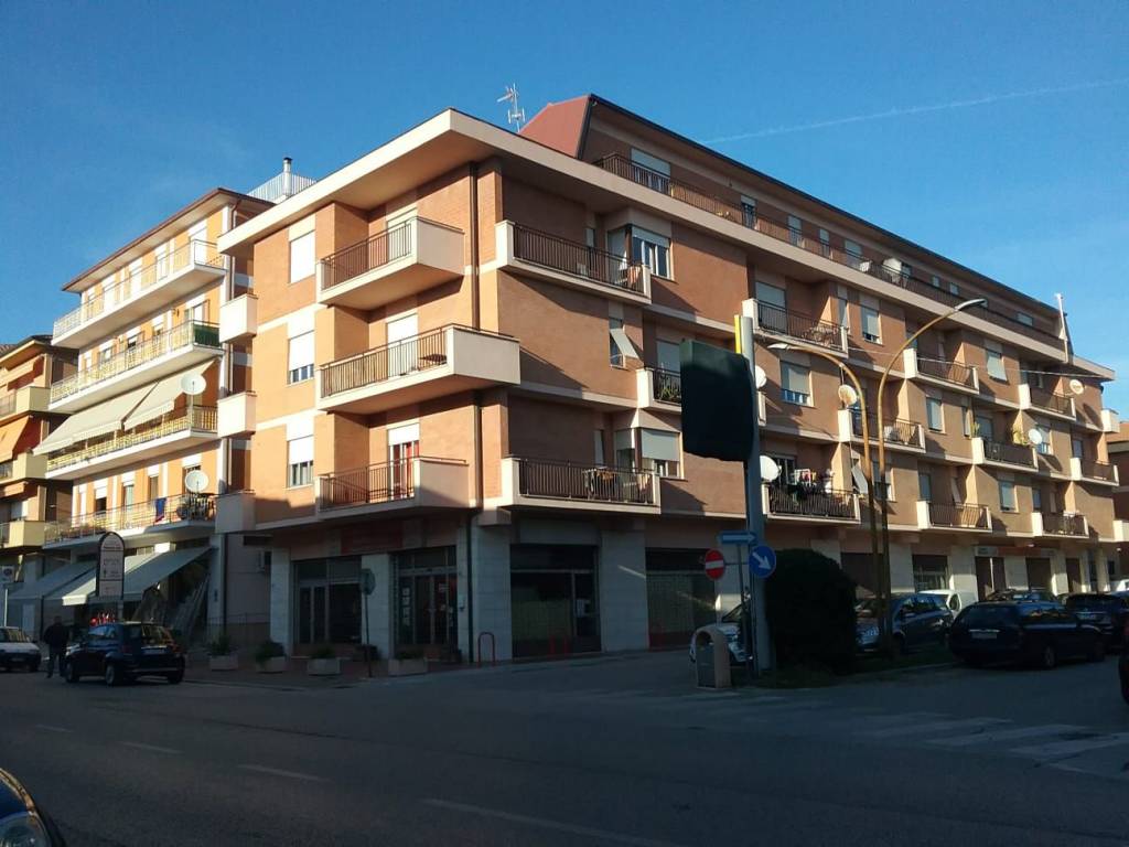 Negozio in affitto a Porto Sant'Elpidio via Giuseppe Mazzini, 83