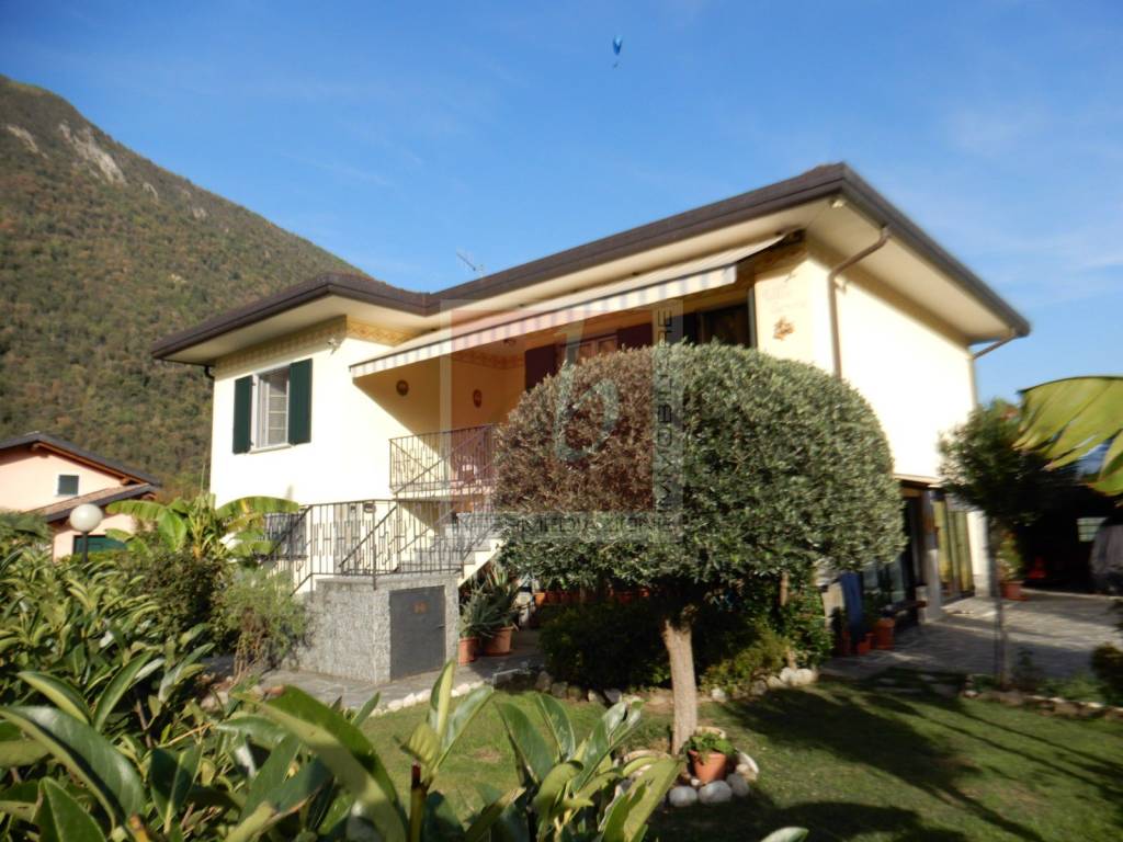Villa in vendita a Laveno-Mombello via Molino