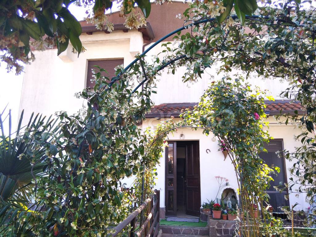 Villa in vendita a Parabiago via Giacomo Zanella, 83