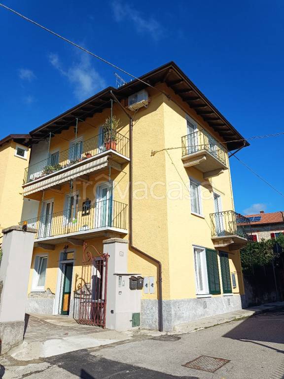 Casa Indipendente in in vendita da privato a Laveno-Mombello via Somisso, 15