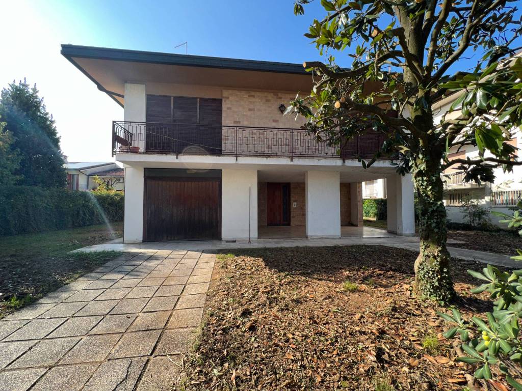 Villa in vendita a Castelfranco Veneto via Pietro Mascagni, 4