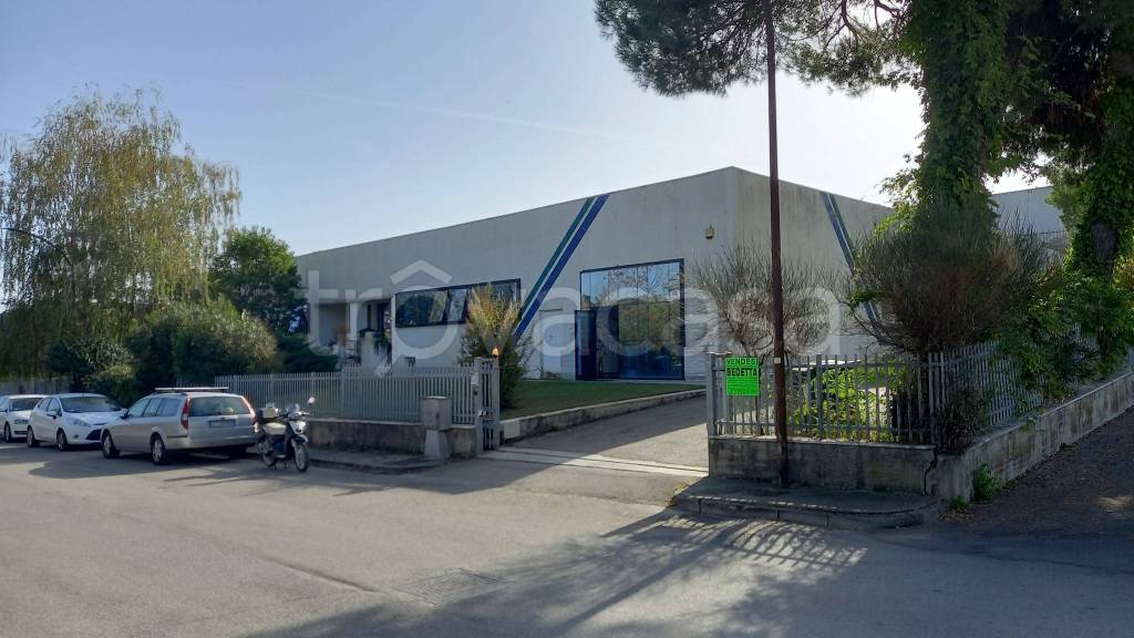 Capannone Industriale in vendita a Fermo via Campiglione