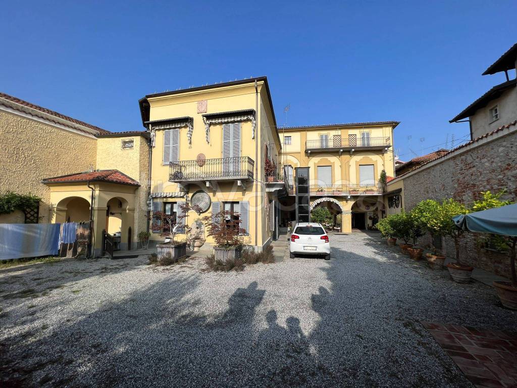 Villa Bifamiliare in vendita a Busca via Luigi Einaudi, 4