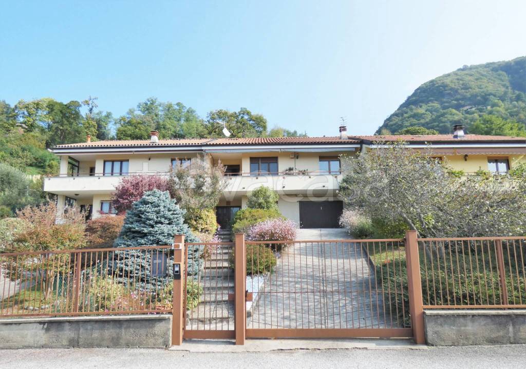Villa a Schiera in vendita a Laveno-Mombello via Bernardino Luini