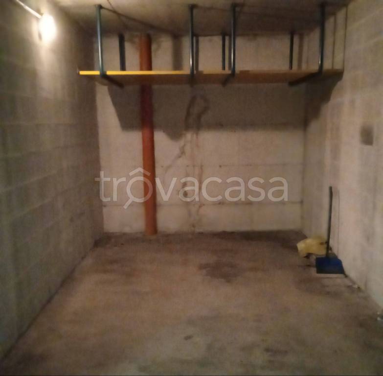 Garage in affitto a Lonate Pozzolo via Monsignor Oscar Romero, 4