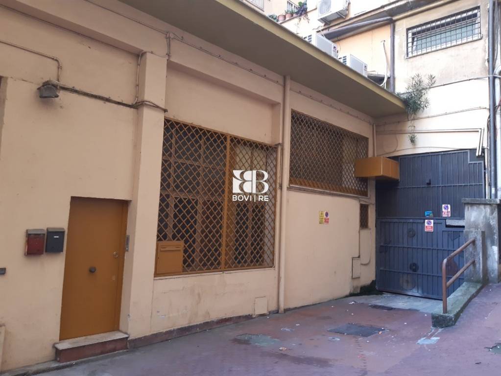 Garage in vendita a Roma via Tuscolana
