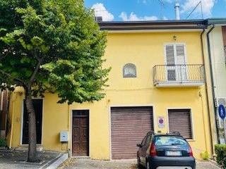 Casa indipendente in in vendita da privato a luogosano via francesco de sanctis, 1